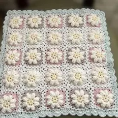 ぷっくり。お花のモチーフ編み　ハンドメイド　マルチカバー ぷっくり。お花のモチーフ編み マルチカバー 手編み グラニースクエア