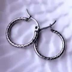 ツイストデザイン フープピアス シルバー色