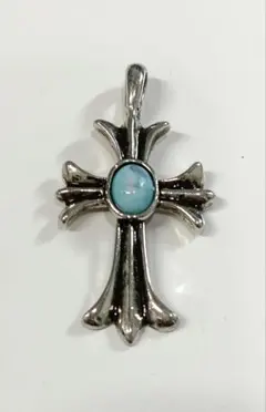 クロス型シルバーペンダントトップ 青いストーン