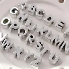 アルファベット 大穴ビーズ シルバー