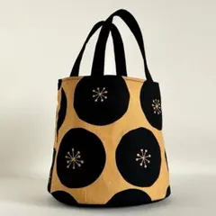 ハンドメイド　黒色底板付き　キャメル色　大きなドットフラワー柄　丸底トートバッグ
