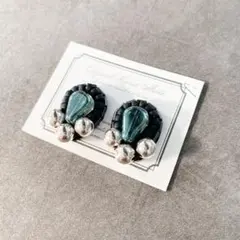小ぶりなビーズ刺繍ピアス