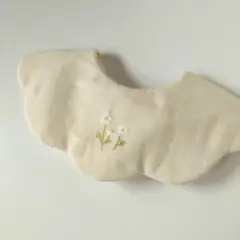 ハンドメイドスタイ　360°花びらスタイ　もくもくスタイ　マーガレット刺繍　生成
