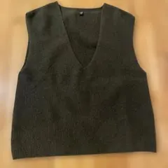 ユニクロ　ダークグリーン Vネック ニットベスト