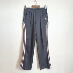 アディダス オリジナルス トラックパンツ ジャージ 刺繍ロゴ ピンク グレー