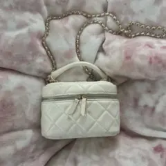 ホワイトキルティングショルダーバッグ