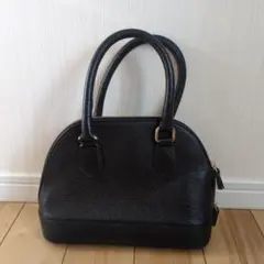 黒いレザーショルダーバッグ