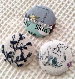 手作り《くるみボタンのブローチ、ボタン》３個セット ４．５ｃｍ