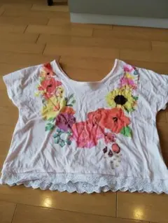 LIZLISAのカラフル花柄Tシャツ！ピンク×フラワーネックレスデザイン♪