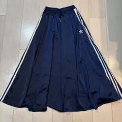 美品　adidas ネイビー フレアスカート XSのサムネイル