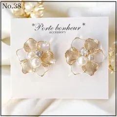 38.フリルフラワー(ゴールド)パールお花ピアス/イヤリング お呼ばれ 結婚式