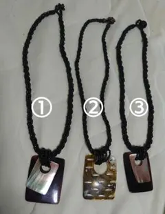 タイ製　黒ビーズのチェーンに貝のペンダントトップ　1本888円3本1890円