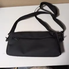 黒いショルダーバッグ