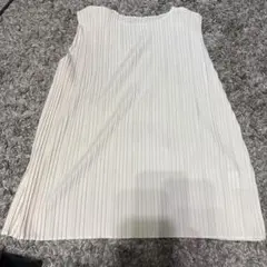 ユニクロ　ホワイト プリーツ　ノースリーブ