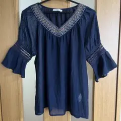 ネイビー刺繍入りVネックブラウス