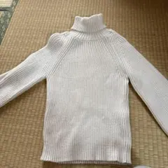 ホワイトリブ編みタートルネックニット