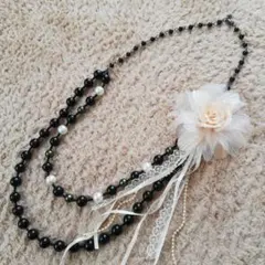 黒と白のビーズネックレス コサージュ付き