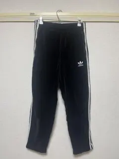 【希少！】adidas Originals ベロア トラックパンツ ブラックのサムネイル