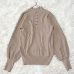 【マーベラスバイピエロ】　ハイネックセーター　細リブ　金ボタン　ベージュ　M