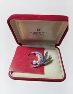 【未使用保管品】MIKIMOTO真珠シルバーブローチ（えんじケース付き）のサムネイル