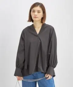 極美品✨定価１.６万❤️　黒　洗える　バック ラッフル スキッパー ブラウス ◇のサムネイル