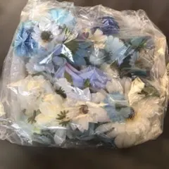 青と白の造花の束