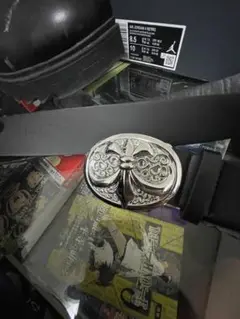 黒いレザーベルト 装飾バックル