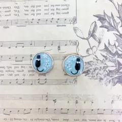 黒猫と白いお花のシンプル　ピアス　イヤリング