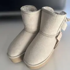 リボン付きクリーム色ムートンブーツ　Lサイズ