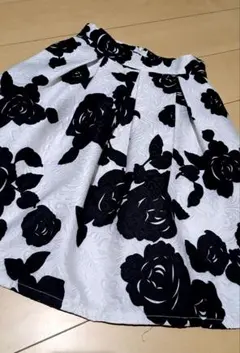 ジャガード調フレアスカート花柄膝丈白黒高級感