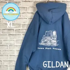 USA古着GILDAN アイオアパーク　幌馬車ロゴプリントパーカー