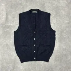 ニットベスト 立体編み柄 ボタンフロント ネイビー　カジュアル 秋冬