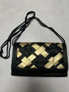 黒と金の編み込みクラッチバッグ
