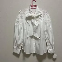 新品✨シャツブラウス　ハートアクセントチャームのサムネイル