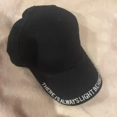 黒の刺繍メッセージキャップ
