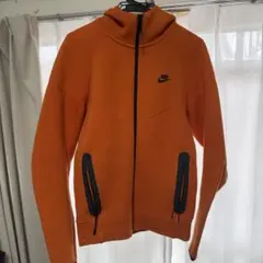 ナイキ　テックフリース　オレンジ