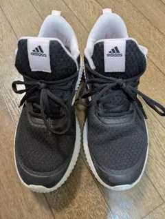 adidas 黒/ピンク スニーカー