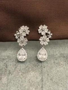 【ブライダルアクセサリー美品】エレガントな花モチーフイヤリング