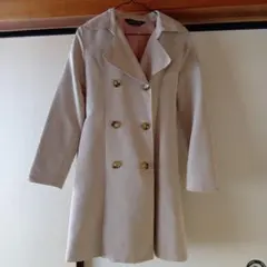 ベージュ ダブルブレスト トレンチコート