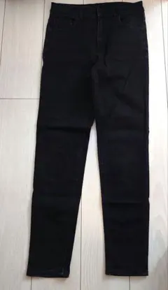 【GU】ブラックストレートジーンズ