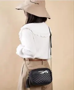 ブラック チェーンショルダーバッグ ミニサイズ タッセル付き