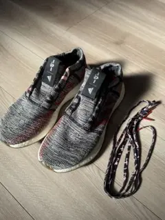 adidas スニーカー グレー/レッド