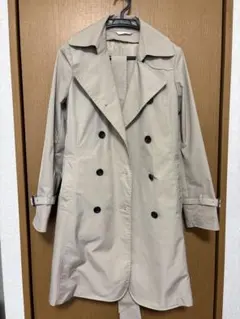 ベージュ ダブルブレスト トレンチコート