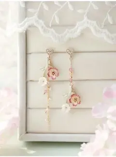 【新品】ロングピアス　お洒落　フラワーピアス　桃花　揺れる　シルバーポスト