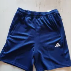 新品未使用のアディダス製ショートパンツ、サイズM