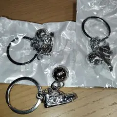サッカーボール スニーカー キーホルダー シルバー 2点セット