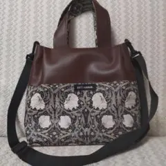 ブラウンの合皮とピンパーネル柄の、タック付きトートバッグ兼ショルダーバッグ