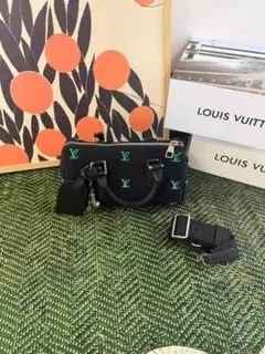 ロゴ刺繍が施されたブラックのショルダーバッグ、調整可能なストラップ付き。