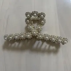 パール装飾のゴールドヘアクリップ