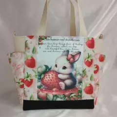 トート　ハンドメイドうさぎといちごのサイドポケット付きトートバッグ　パネル生地